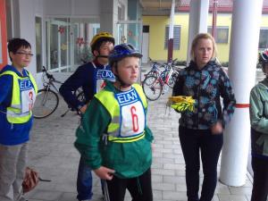 Domači tekmovalci in mentorica Urška Gorinšek so pozorno spremljali potek tekmovanja